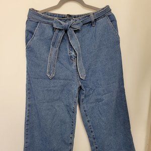 NWT Forever 21 Belted Straight-Leg Jeans